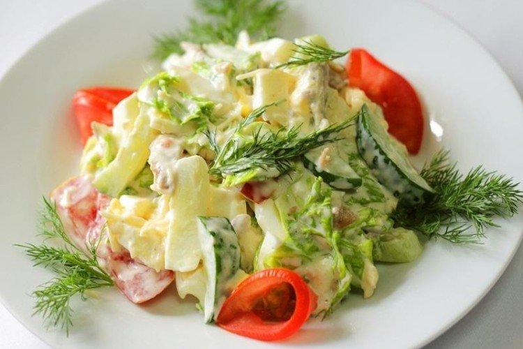 Салат из яиц, огурцов и помидоров