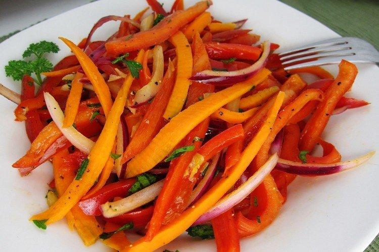 Салат с болгарским перцем и помидорами