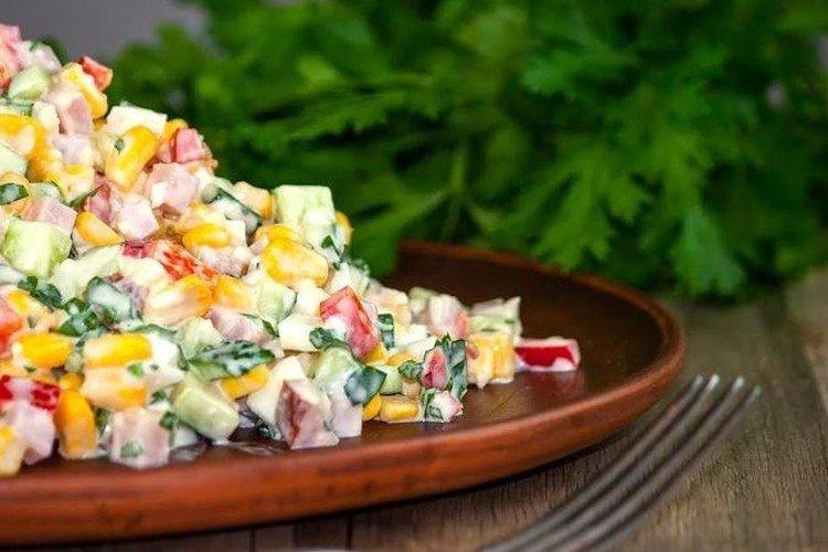 Салат с болгарским перцем и кукурузой