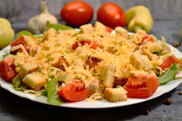 Салат с болгарским перцем и сухариками