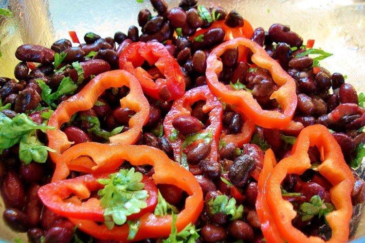 Салат с болгарским перцем и фасолью