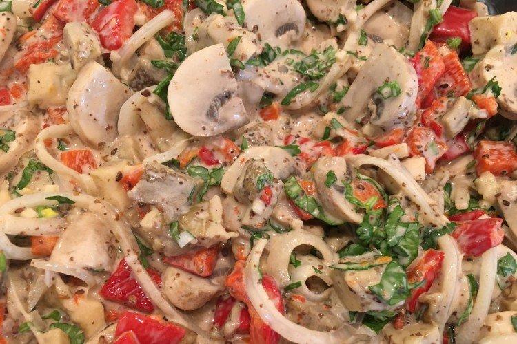 Салат с болгарским перцем и грибами