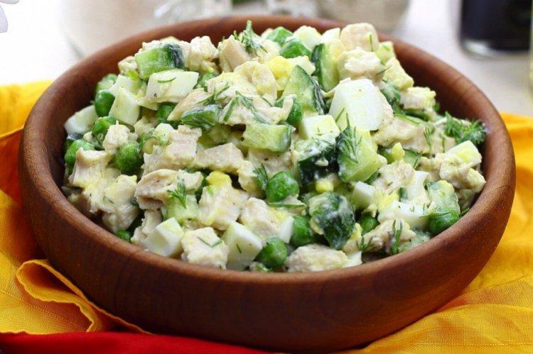 Салат с огурцами, яйцами и фетаксой