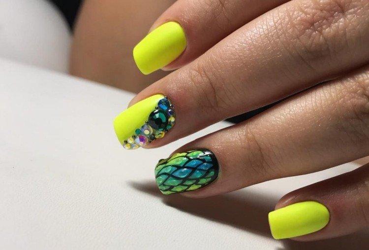 Неоновый маникюр со стразами