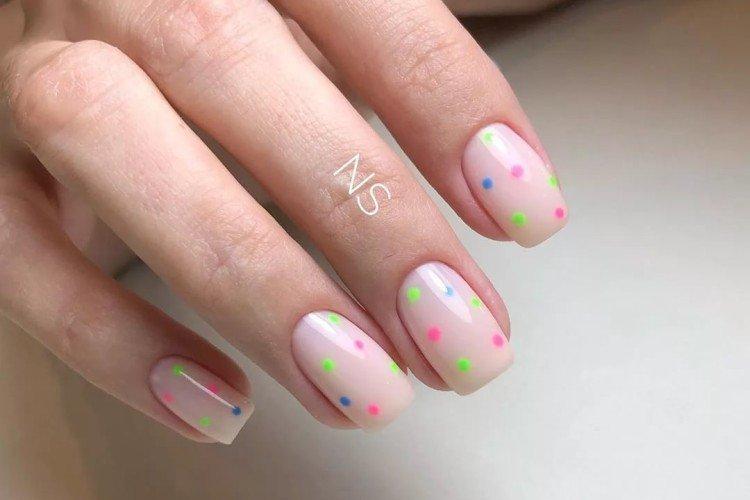 Нюдовый маникюр с неоновыми акцентами