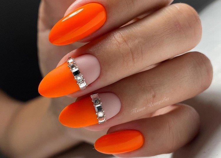 Оранжевый неоновый маникюр