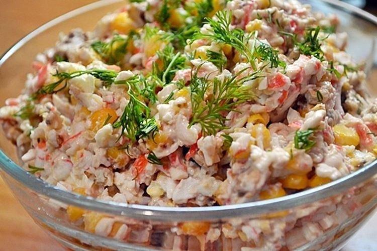 Салат с грецкими орехами и крабовыми палочками