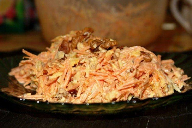 Салат с морковью и грецкими орехами