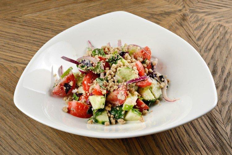 Салат с огурцами, помидорами и грецкими орехами