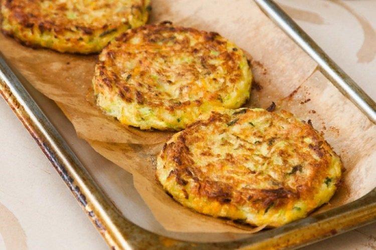 Кабачковые оладьи с сыром в духовке