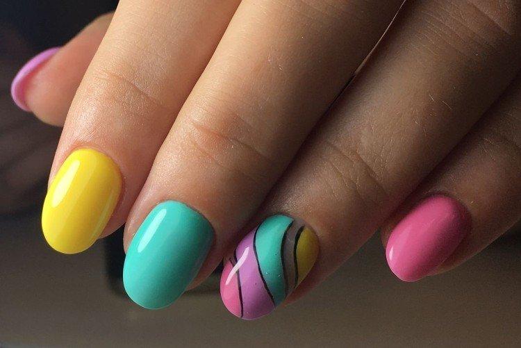 Разноцветный маникюр с черным