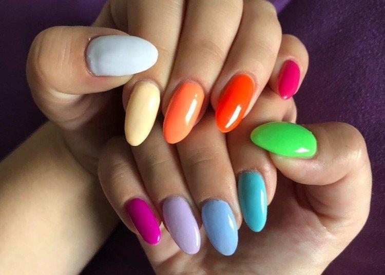 Контрастный разноцветный маникюр