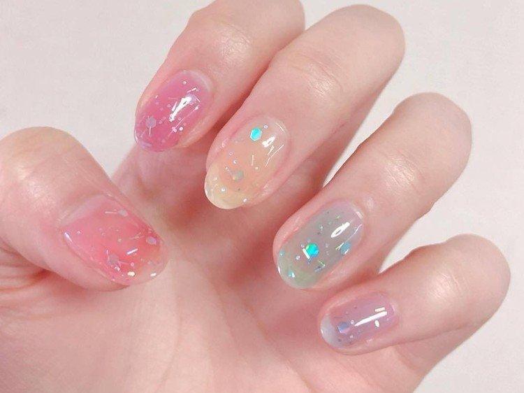 Полупрозрачный разноцветный маникюр