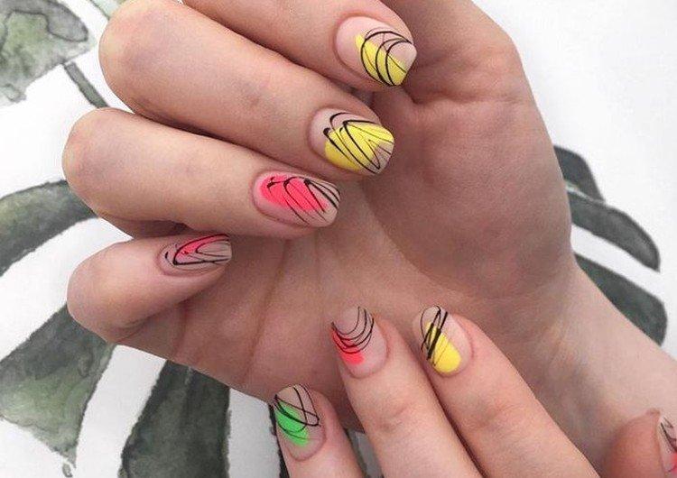 Разноцветный маникюр с паутинкой