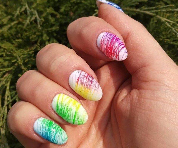 Разноцветный маникюр с паутинкой