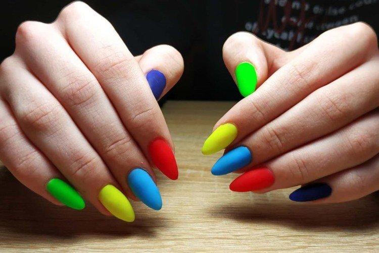 Неоновый разноцветный маникюр