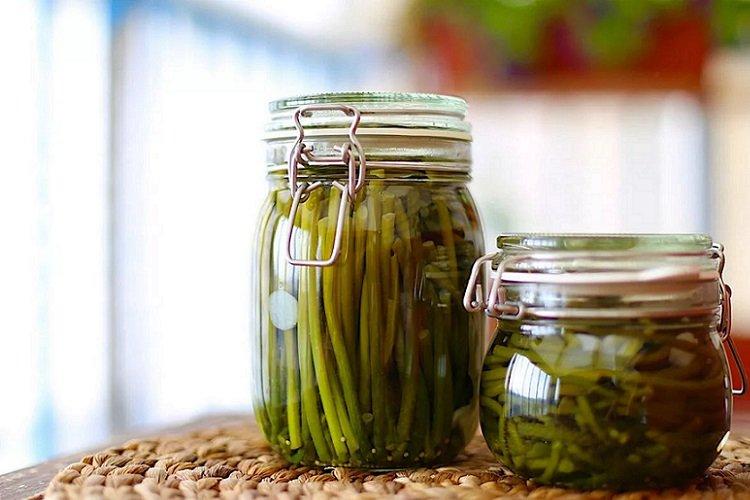 Стрелки чеснока, маринованные с имбирем