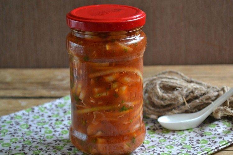 Стрелки чеснока, маринованные с луком в томатном соке
