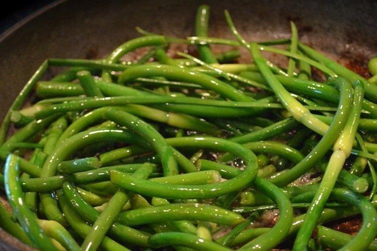 Маринованные стрелки чеснока с красным перцем