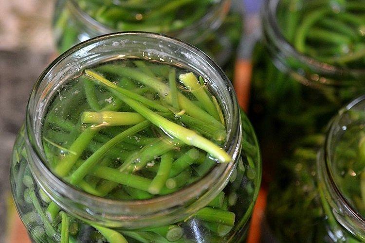 Чесночные стрелки, маринованные с корицей