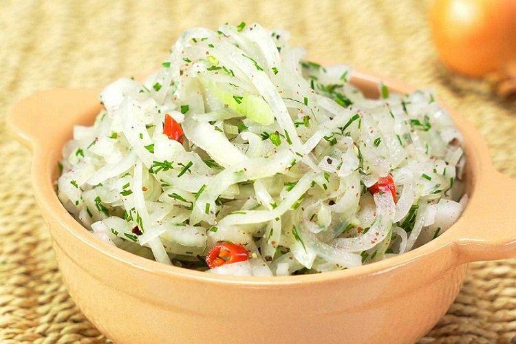 Маринованный лук с зеленью и острым перцем