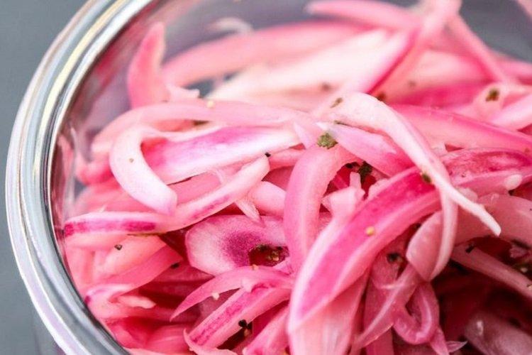 Маринованный лук с красным вином