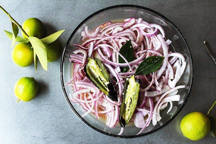 Лук для шашлыка, маринованный в соке лайма