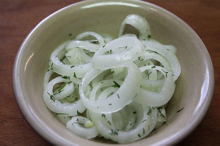 Хрустящий маринованный лук для шашлыка