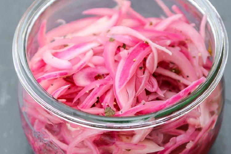 Маринованный красный лук для шашлыка