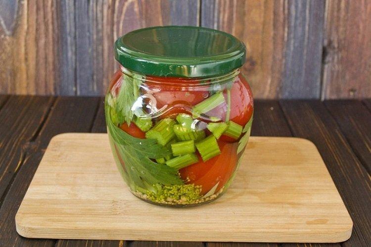 Маринованные помидоры с сельдереем