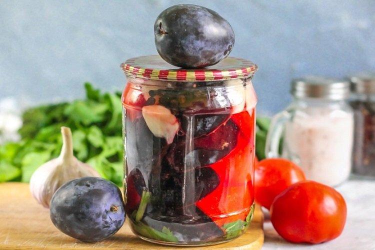Помидоры, маринованные со сливами
