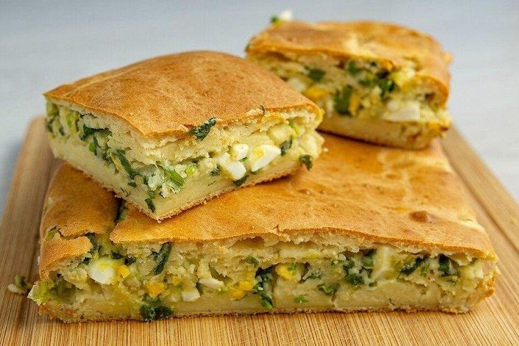 Заливной пирог с яйцом и зеленым луком на кефире
