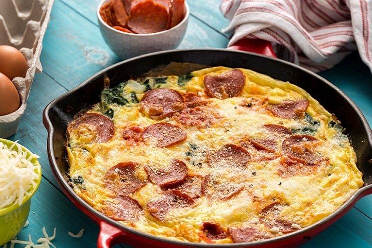 Омлет с кабачками, колбасой и сыром