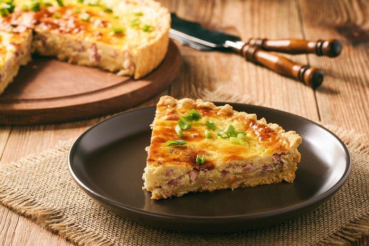 Пирог на кефире с беконом и сыром