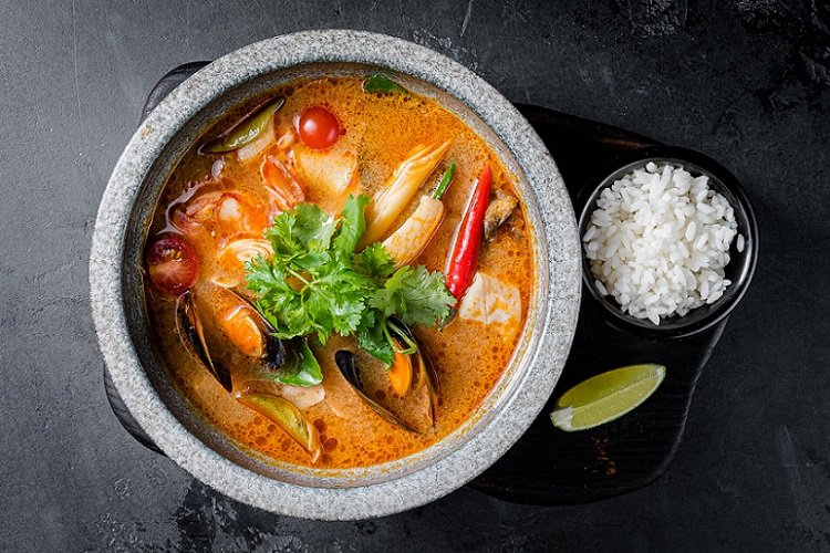 Том ям с мидиями и помидорами черри