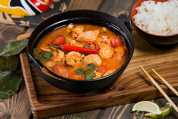 Суп том ям на рыбном бульоне