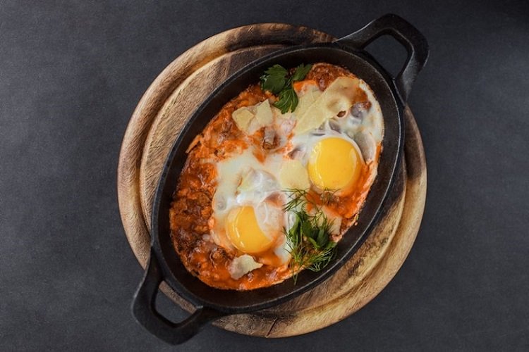 Шакшука с говядиной и пармезаном