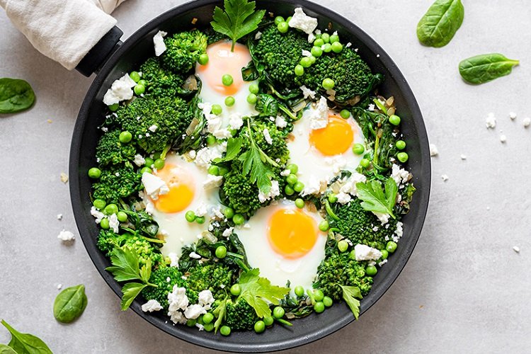 Шакшука с брокколи, фетой и зеленым горошком