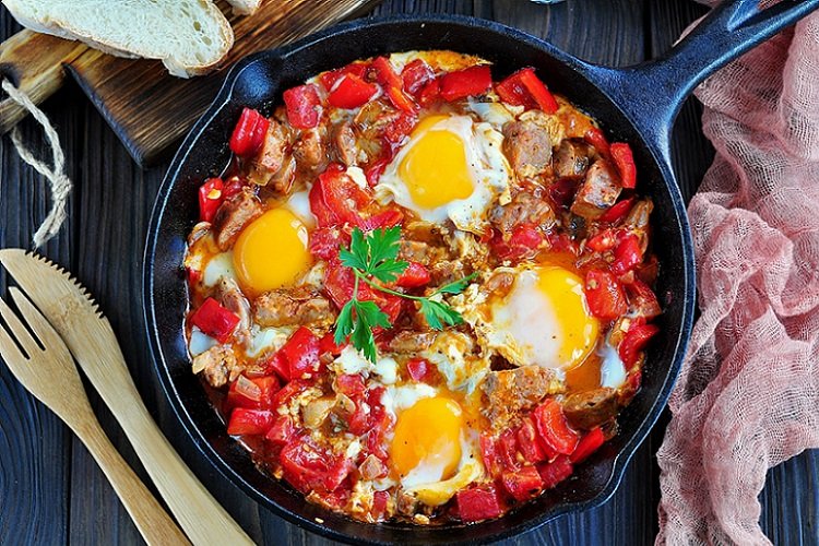Шакшука с колбасой