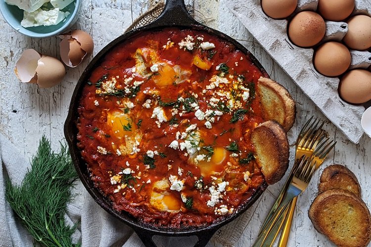 Шакшука с копченостями и сыром