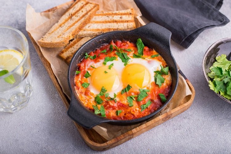 Ароматная шакшука с лимонной цедрой