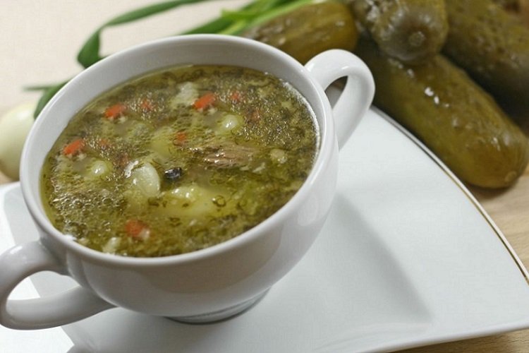 Суп из риса и соленых огурцов