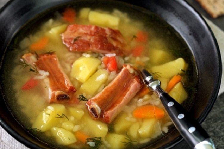 Суп с рисом и копчеными ребрышками