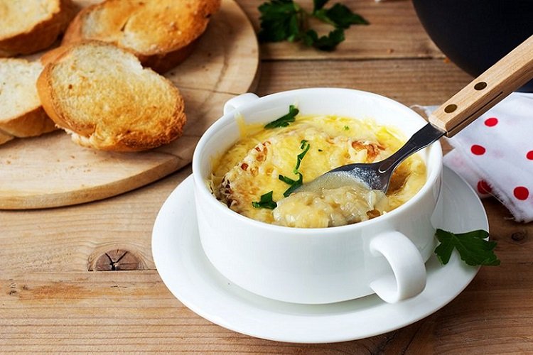 Луковый суп с голубым сыром