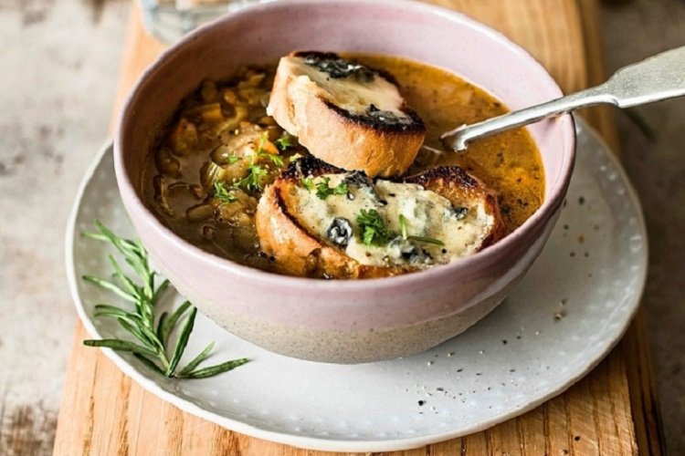 Луковый суп с колбасой