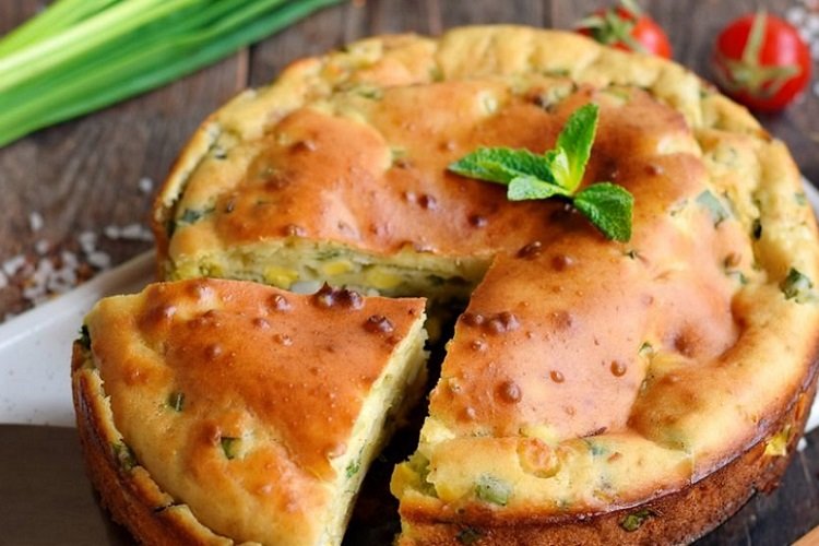 Заливной пирог с луком и яйцом на сковороде