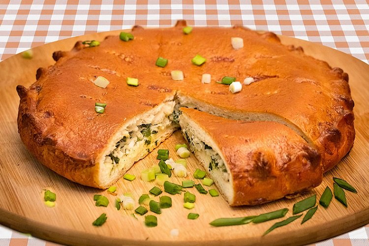 Заливной пирог с зеленым луком и перепелиными яйцами