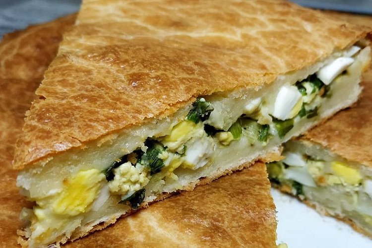 Заливной пирог с луком, яйцом и плавленым сыром