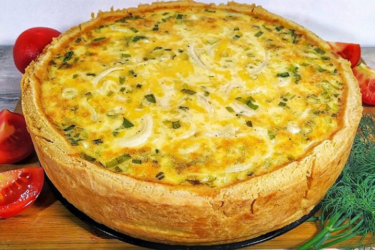 Заливной пирог с яйцами и маринованным луком