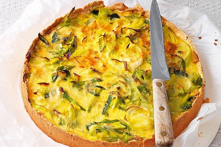 Сырный заливной пирог с яйцами и луком